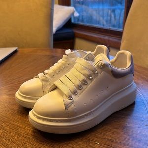 White oversized sneakers with blue suede accent